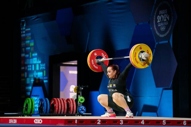 Sarah - 101 kg Stoßen | Foto: Gregor Winter