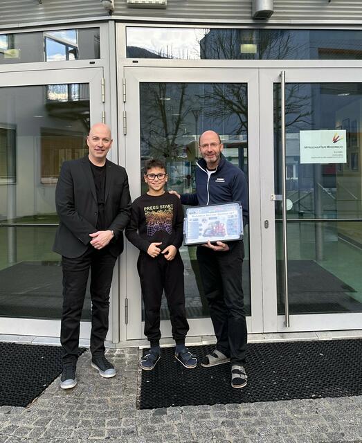 Am Bild: v.l.: Direktor Christoph Slibar, der glückliche Gewinner Kian Er (Klasse 1G), Physiklehrer Andreas Bellony | Foto: Katharina Wimmer