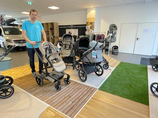 Matthias Paseka zeigt die Teststrecke für Kinderwägen. | Foto: Michael J. Payer