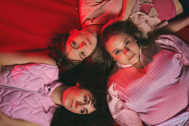 "So forsch, so furchtlos": Ein Stück nach dem Roman von Andrea Abreu kommt ins Theater Drachengasse.  | Foto: Nela Pichl