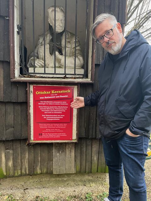 Der Grüne Bezirksprecher Ralph Schallmeiner brachte nun eine Zusatztafel am Kernstock-Denkmal in Offenhausen an. | Foto: Grüne