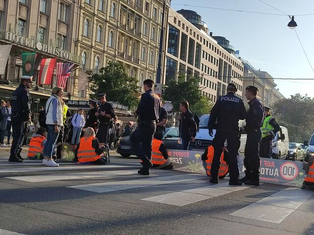 Auf Anfrage von MeinBezirk.at teilt man bei der Wiener Polizei mit, davon in Kenntnis gesetzt worden zu sein.  | Foto: Letzte Generation AT