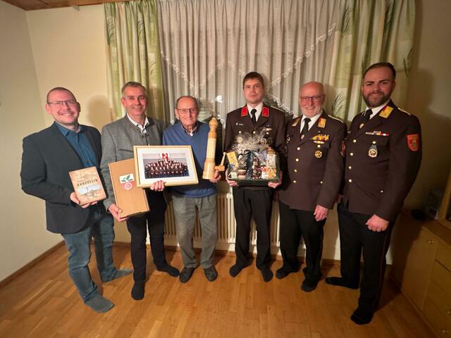 vlnr: Vizebürgermeister Martin Wagensonner, Bürgermeister Manfred Zeilinger, Karl Weinstabl, Daniel Kotrba, Franz Krenn und Kommandant Dominik Krenn | Foto: FF Hoheneich