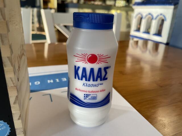 Der Stil des Restaurants zieht sich bis ins kleinste Detail durch: Sogar griechisches Kalas-Salz steht auf den Tischen. | Foto: Kriechbaum/RMW
