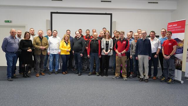 26 Mitarbeiter wurden im Rahmen des Jubi-Brunches bei HARTL HAUS im Werk Echsenbach geehrt. Von 20-jähriger bis 35-jähriger Betriebszugehörigkeit ist jeder Bereich von der Buchhaltung bis zur Montage vertreten. Die geehrten Mitarbeiter feierten gemeinsam mit ihren Abteilungsleitern und der Geschäftsleitung im gemütlichen Rahmen im Werk. | Foto: HARTL HAUS