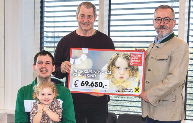 Insgesamt 69.650 Euro kamen bei der BezirksRundSchau-Christkindaktion für Johannes Meingaßner (l.) aus Mettmach zusammen. Am Foto mit Tochter Antonia, Vater Alois Meingaßner und Christian Doms, Geschäftsstellenleiter der BezirksRundSchau Ried. | Foto: BRS