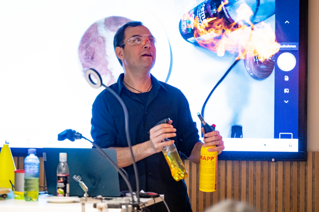 Physiker Bernhard Weingartner begeisterte die Lehrkräfte mit feurigen Experimenten. | Foto: öbv/Whirlfoto