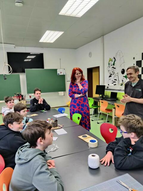Landesrätin Cornelia Hagele zu Besuch im MINT-Lab. | Foto: Kraler, Siegele, Stocker