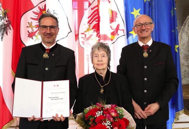 LH Anton Mattle, Christine Ljubanovic, in Zams geborene und in Paris lebende Künstlerin und Südtirols LH Arno Kompatscher (von rechts).
 | Foto: Land Tirol/Frischauf Bild