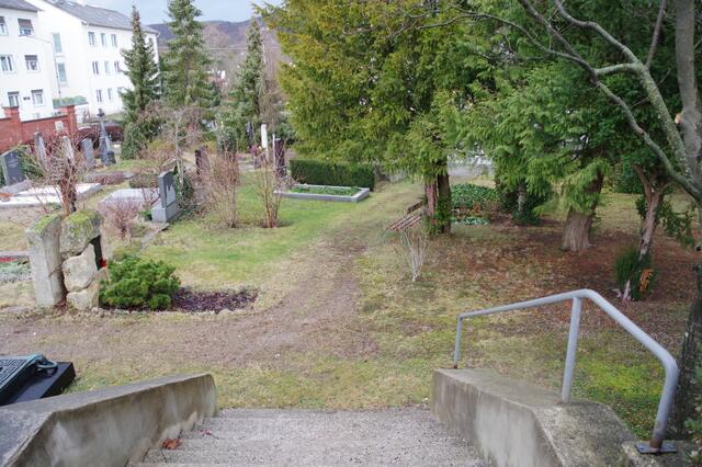 Blick von den Stufen in den Seitenbereich des Friedhofs - rechts im Bild die urige Baumgruppe | Foto: Zuzana Kobesova 2024