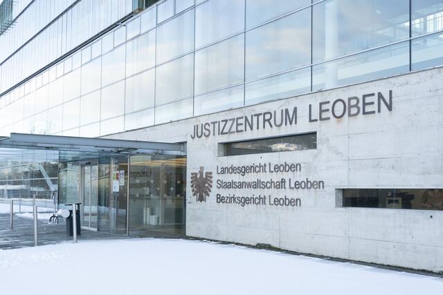 Am Landesgericht Leoben musste sich am Dienstag jener Polizist verantworten, der am 27. Februar 2023 seinen Postenkommandanten erschossen hat.  | Foto: Klaus Pressberger