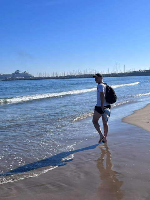 Marco Krainer am Strand in Spanien - durch Erasmus bekam er die Möglichkeit zur Reise. | Foto: Marco Krainer