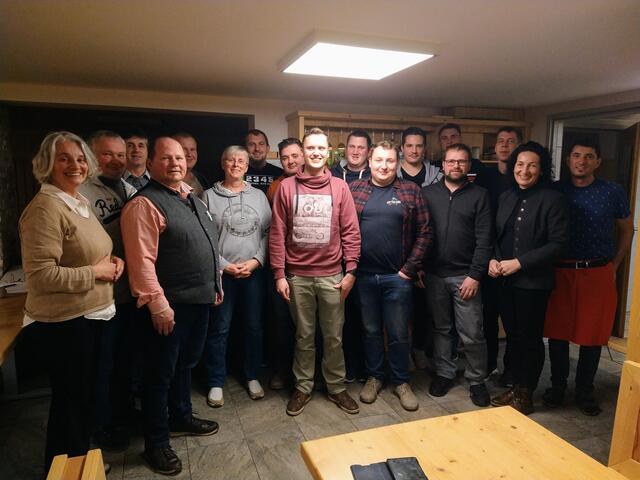 Der neu gewählte Ortsbauernrat in Hassbach-Steyersberg: Bgm. Michaela Walla, Josef Ressler, Peter Körner, Obmann Vizebgm. Peter Liebentritt, Franz Sulzer, Birgit Zodlhofer, Andreas Weißenböck, Andreas Leeb, Peter Sulzer, Lukas Sternberger, Daniel Schmid, Philipp Liebentritt, Michael Ungersbäck, Robert Rigler, Michael Faustbeck, Landeskammerrätin Waltraud Ungersböck, Johannes Ungersbäck (Personen v.l.n.r.)
 | Foto: Waltraud Ungersböck