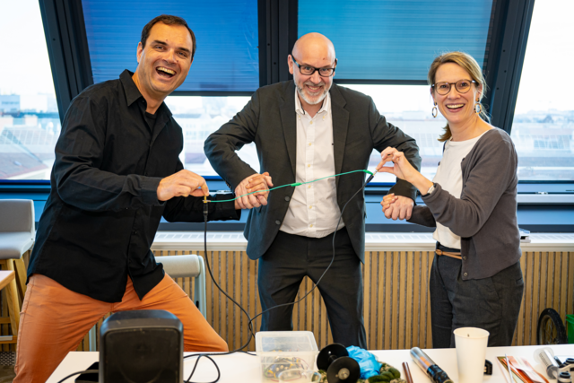 Bernhard Weingartner (links) mit der öbv-Geschäftsführung Philipp Nussböck und Christina Hauer beim Workshop „Neue Wege im MINT-Unterricht“. | Foto: öbv/Wirlphoto