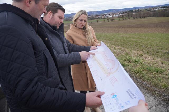 Bürgermeister Christian Kurz erklärte das Hochwasserschutzprojekt in Pöttelsdorf, welches gerade umgesetzt wird. | Foto: BML: Hemerka