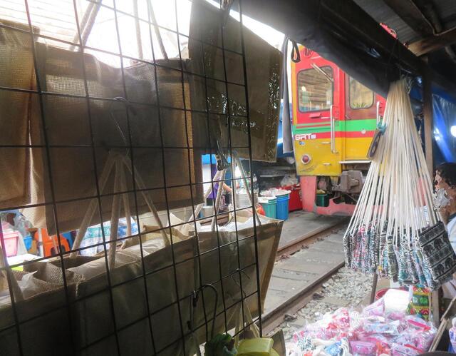 Mae Klong Zugmarkt | Foto: © Gabriele Czeiner