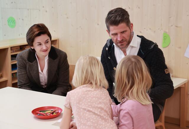 Landeshauptmann-Stellvertreterin Marlene Svazek (links) mit Grödigs Bürgermeister Herbert Schober. | Foto: Land Salzburg/Franz Neumayr