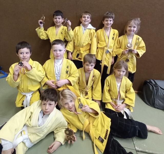 Der Glemmtaler Judonachwuchs mit den Medaillen. | Foto: Glemmtaler JC