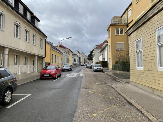 In der Maurer Lange Gasse setzt man auf Bodenmarkierungen und Ausweichmöglichkeiten für Autofahrerinnen und -fahrer. Jetzt sollen weitere Straßen im Bezirk geprüft werden.  | Foto: Lisa Kammann