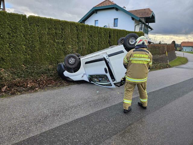 Ein PKW hatte sich aus unbekannter Ursache im Kreuzungsbereich bei Ruckling in Straßwalchen überschlagen.  | Foto: Freiwillige Feuerwehr Straßwalchen