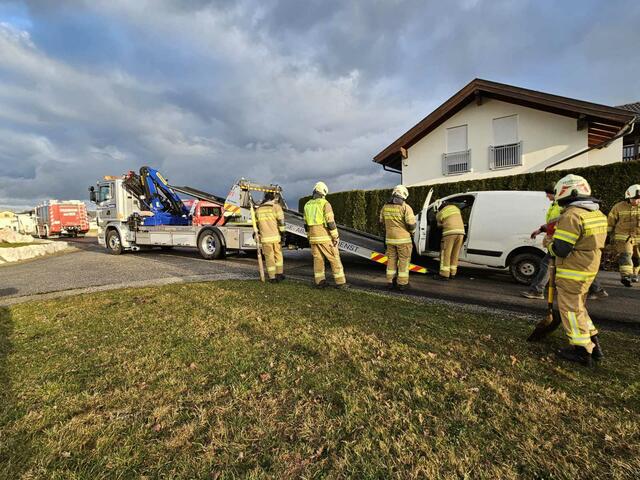 Die Aufgaben der Freiwilligen Feuerwehren waren die Erstversorgung des Verletzten, das Sperren der Straße und das Unterstützen des Abschleppunternehmens. | Foto: Freiwillige Feuerwehr Straßwalchen