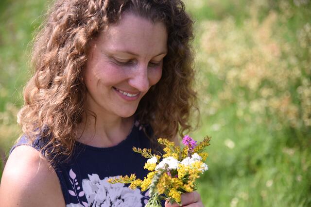 Elisabeth Teufner empfiehlt den Frauen, Tees mit Frauenheilkräutern einfach mal auszuprobieren. | Foto: Teufner