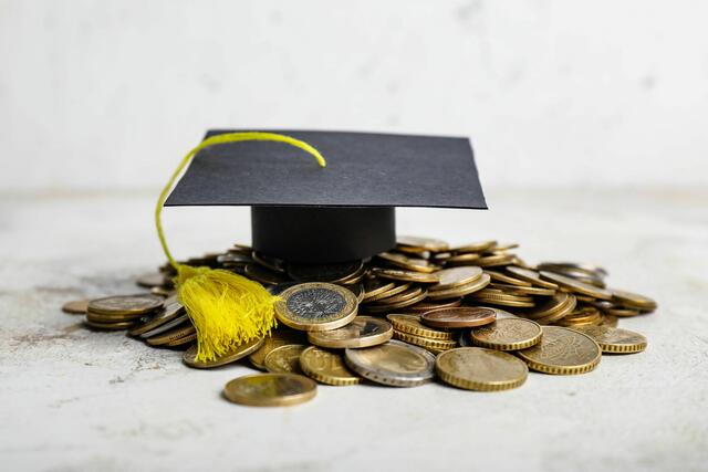 Die Schulkostenbeihilfe kann unabhängig vom Schuljahr zwischen 1. Jänner und 31. Dezember eines Kalenderjahres für alle Kinder im Pflichtschulalter (erste bis neunte Schulstufe) beantragt werden. | Foto: Canva