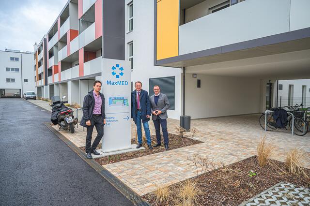 Bei der Besichtigung des neuen Gesundheitszentrums zeigte sich Bürgermeister Matthias Stadler von der modernen und vielfältigen Ausstattung beeindruckt. (v.l.) Dr. Johannes Schaffer, Bürgermeister Mag. Matthias Stadler und Ing. Dr. Bernd Bartosek. | Foto: Gruppenfoto beim Gesundheitszentrum MaxMED.