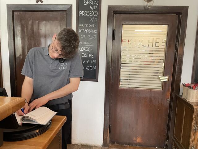 Dominik Hajdu nimmt im Café Corso die Bestellungen auf. | Foto: Nina Taurok