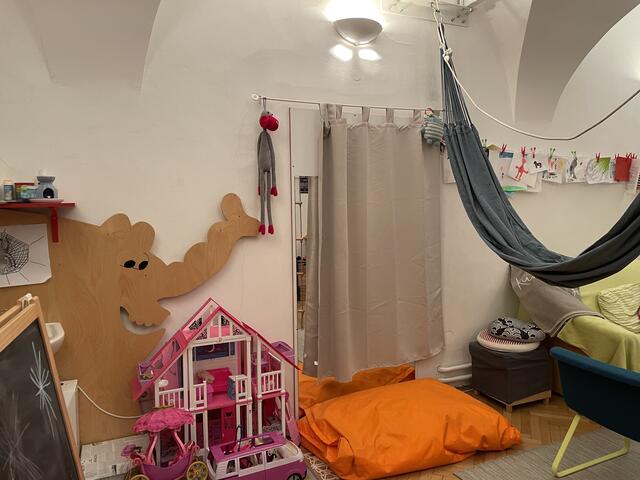 In der Praxis gibt es auch ein Kinderzimmer.