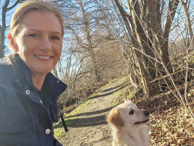 Täglicher Spaziergang: Petra Tanzler mit Hündchen.