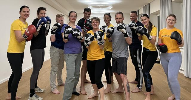 Die ehemalige Staatsmeisterin im Kickboxen, Alma Glasl (2.v.l) mit Teilen der Belegschaft von Lamb Weston. | Foto: privat