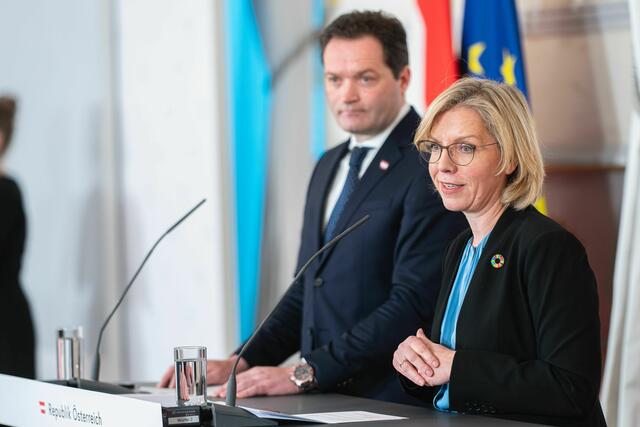 Landwirtschaftsminister Norbert Totschnig und Klimaschutzministerin Leonore Gewessler (Grüne) freuten sich über den Beschluss.