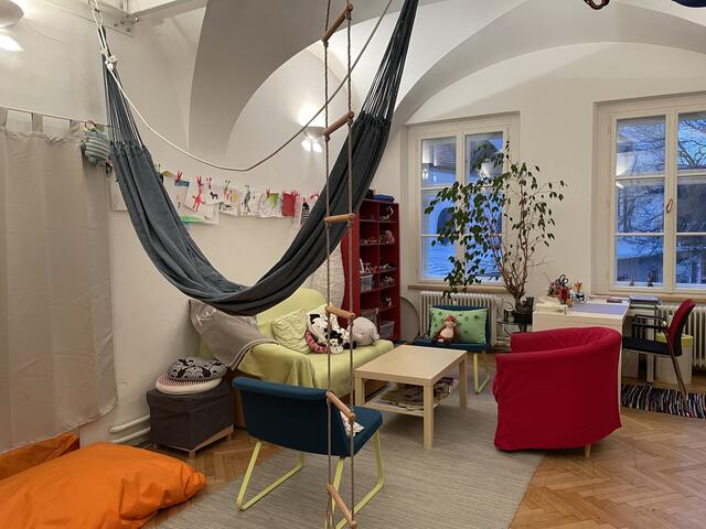 In der Praxis gibt es auch ein Kinderzimmer.