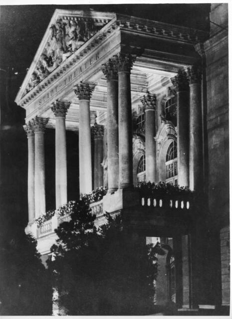 Auf Säulen ruhend, ähnlich einem antiken Tempel, war der Portikus ein zentrales Element der Frontseite der Oper.  | Foto: Sammlung Kubinzky