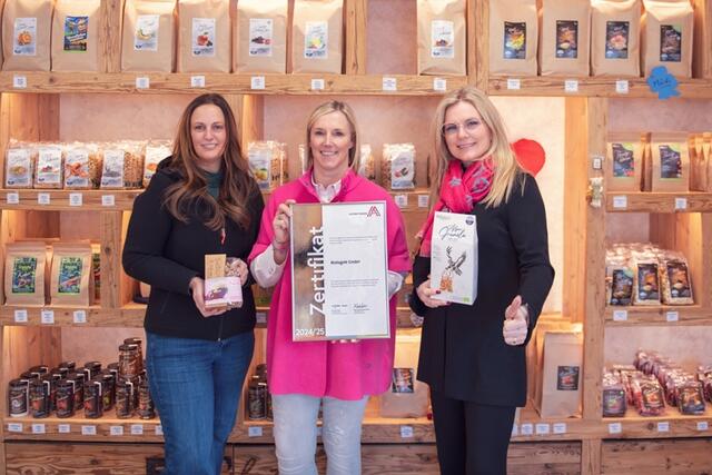 Das Zertifikat wurde in Hochfilzen übergeben: Martina Pletzenauer (CEO Biologon), Katja Rattin (Verkaufsleitung, Senior Management Biologon), Monica Rintersbacher (GF Leitbetriebe Austria). | Foto: Biologon/Lucie Halajova