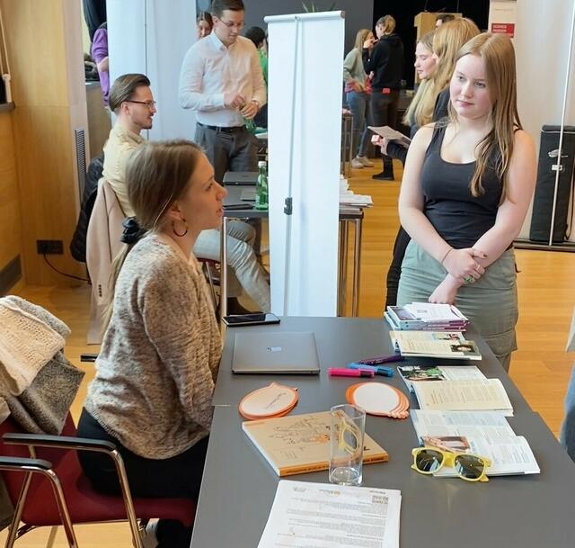 Schülerinnen und Schüler des Stiftsgymnasiums Admont konnten sich bei der Jobmesse über Arbeitgeber aus der Region, Hochschulen oder Beratungsstellen informieren. | Foto: KK