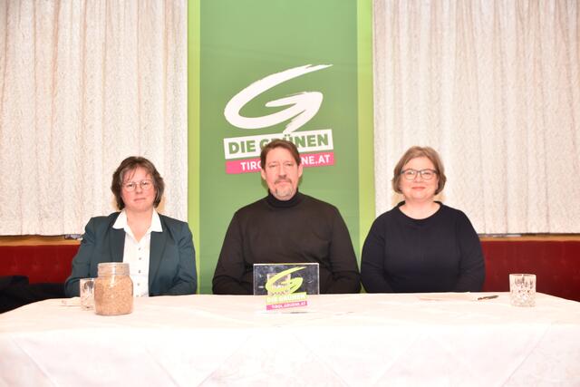 Warnen vor den Risiken neuer Gentechnikmethoden: Obfrau Brigitte Amort, EU-Abgeordneter Thomas Waitz und Landwirtschaftssprecherin Tirol Petra Wohlfahrtstätter | Foto: Kendlbacher