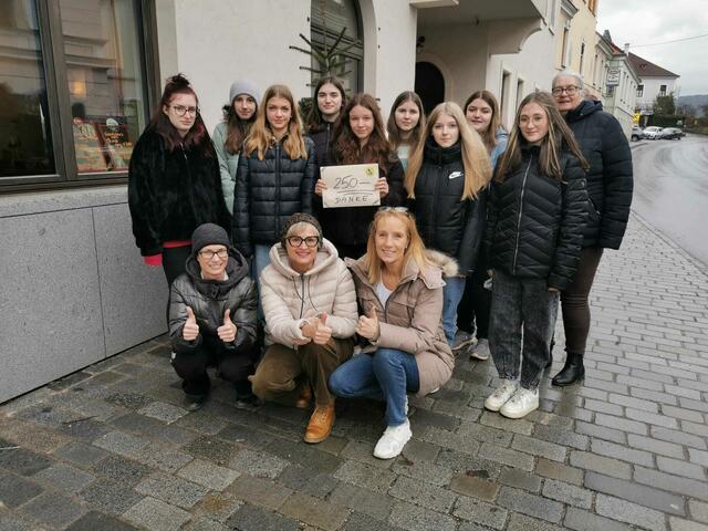 Hinten: Firmbegleiterin Jasmin Haberzett, Anja Daubek, Leonie Hackl, Simone Haberzett, Milena Eder, Barbara Hobl, Verena Hackl, Firmbegleiterin Selina Haberzett, Laura Rafetseder und Pfarrgemeinderätin Waltraud Schnelzer
Vorne: Doris Pieber, Obfrau Elisabeth Gmach-Mittermayer, Sylvia Brunner-Seiler | Foto: Tierschutzverein Pöggstall