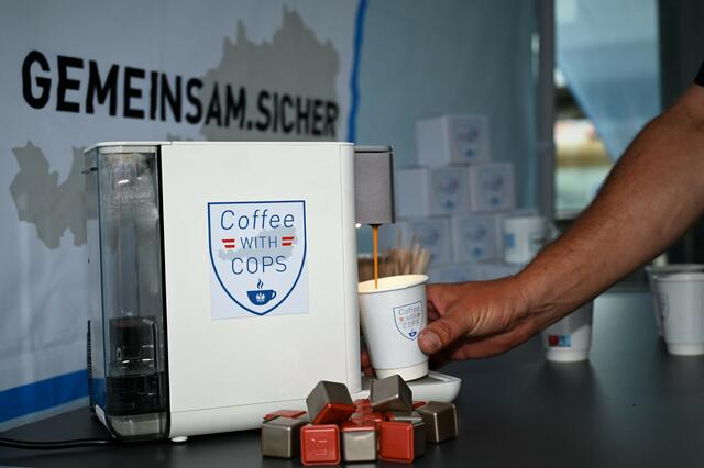 Am Weltfrauentag lädt die Voitsberger Polizeiinspektion speziell Frauen und Mädchen zu "Coffee with Cops". | Foto: Polizei Voitsberg
