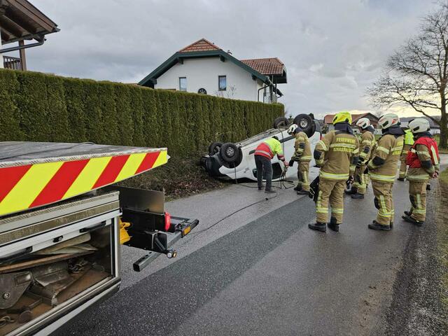eim Eintreffen der ersten Einsatzkräfte war glücklicherweise keine Person mehr im Fahrzeug eingeklemmt. | Foto: Freiwillige Feuerwehr Straßwalchen