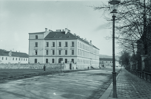 Das Verwaltungsgebäude wurde im Februar 2024 abgerissen, um Platz für den Neubau des Zahngesundheitszentrums Linz zu schaffen.  | Foto: Sammlung Stumptner