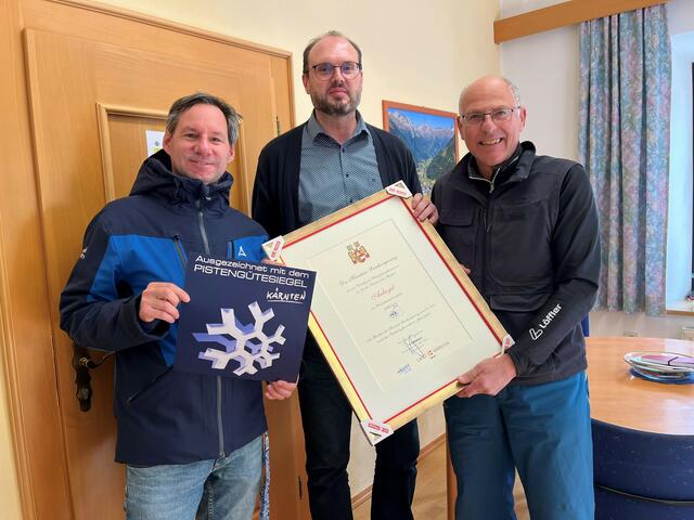 Raimund Berger, Skisportbeauftragter des Landes Kärnten und Leiter der Expertenkommission für das Pistengütesiegel, sowie Josef Gröchenig (Ktn. LR; Abt. 6 – Bildung und Sport) überreichten Amtsleiter Erich Glantschnig die Verleihungsurkunde. | Foto: Land Kärnten