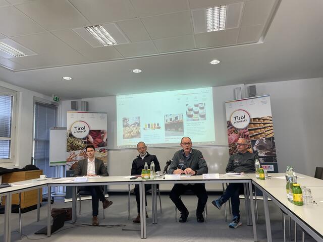 Informierten über die Situation des Lebensmittelgewerbes im Bezirk: Simon Franzoi, Christian Strigl, Georg Schuler und Gerhard Gstrein (v.l.). | Foto: Hartman