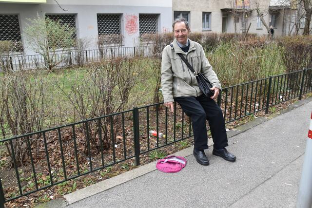 Erich Harasyn ist verwundert, was die menschen alles auf der Straße liegen lassen. | Foto: Pufler