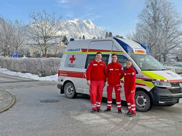 Rotes Kreuz Waidhofen/Ybbs: Die beiden Zivildiener Sebastian Wilhelm und Gregor Stelzmüller sowie Elena Maisser, die gerade das freiwillige Sozialjahr im Rettungsdienst absolviert. | Foto: RKNÖ/Bohlheim