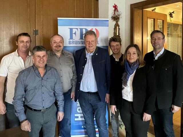 V. l.: Christian Scherrerbauer, Erhard Altenberger, Josef Wimeder, Ortsparteiobmann Alois Grasmeier, Benedikt Brunnmayr, Waltraud Probst und Bezirksparteiobmann Hermann Brückl. | Foto: FPÖ Brunnenthal
