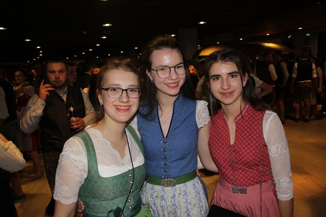 Die Maturantinnen und Maturanten feierten vergangenen Freitag mit ihren Gästen bis in die frühen Morgenstunden im Linzer Brucknerhaus. | Foto: PR-Team der HBLA Elmberg