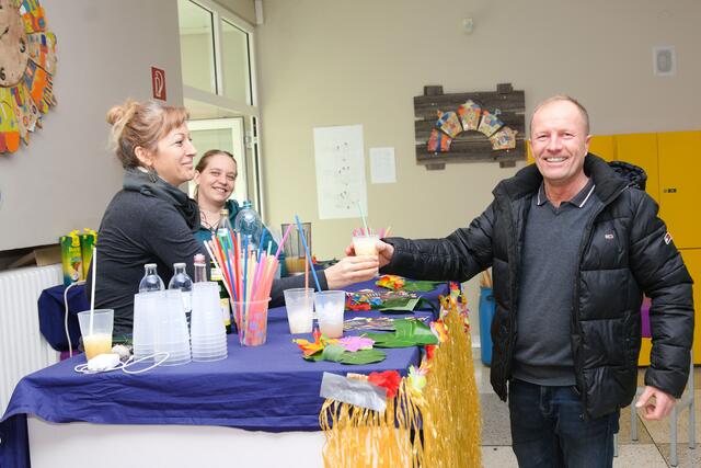 Auch Schuldirektor Hans-Peter Indra freute sich, dass die Jugendzentrumsleiterinnen Kontakt mit Kindern und Jugendlichen in der Schule suchten. | Foto: Alfred Hofer