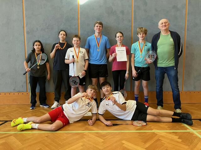 Schülerinnen und Schüler des Gymnasiums Oberpullendorf mit ihrem Lehrer Alfred Liebmann. | Foto: BRG OP